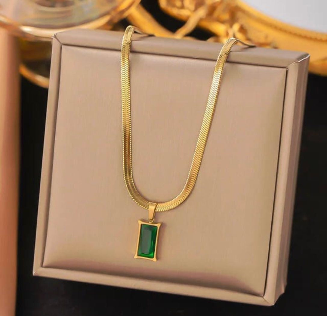 Vintage-Style Emerald Green Rectangle Pendant Necklace