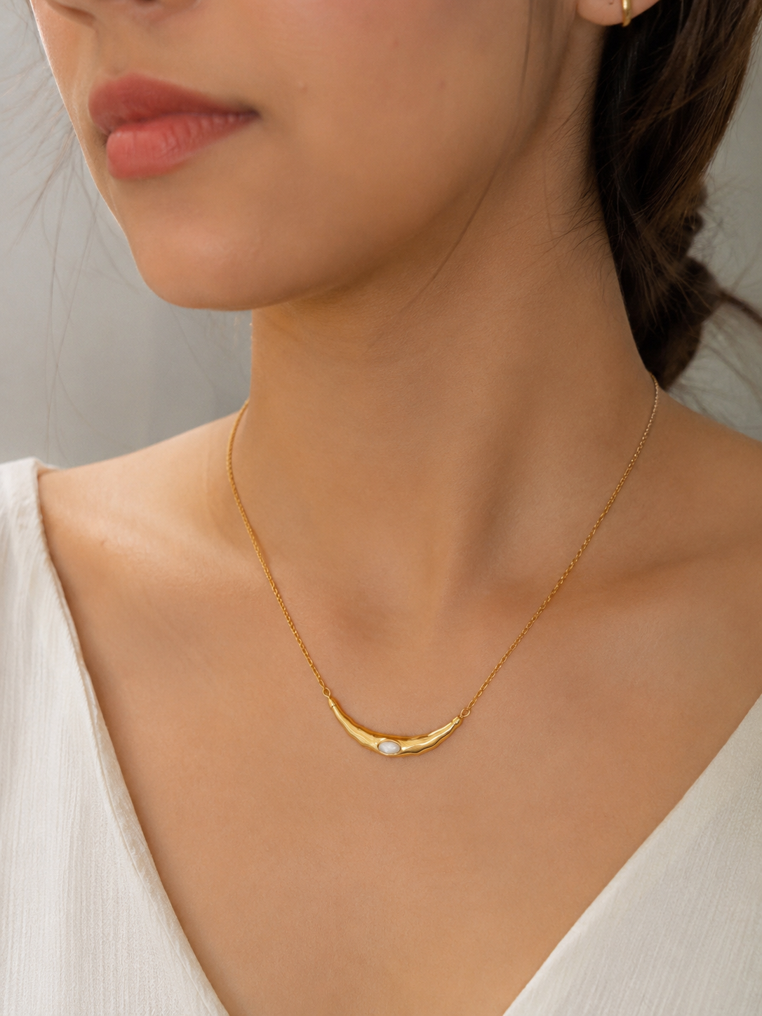 Curved Bar Pearl Necklace