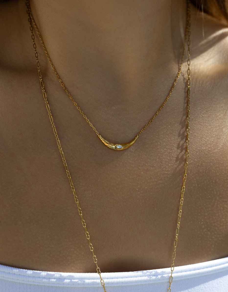Curved Bar Pearl Necklace