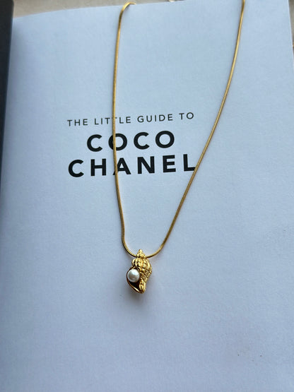 Shell Pearl Pendant Necklace