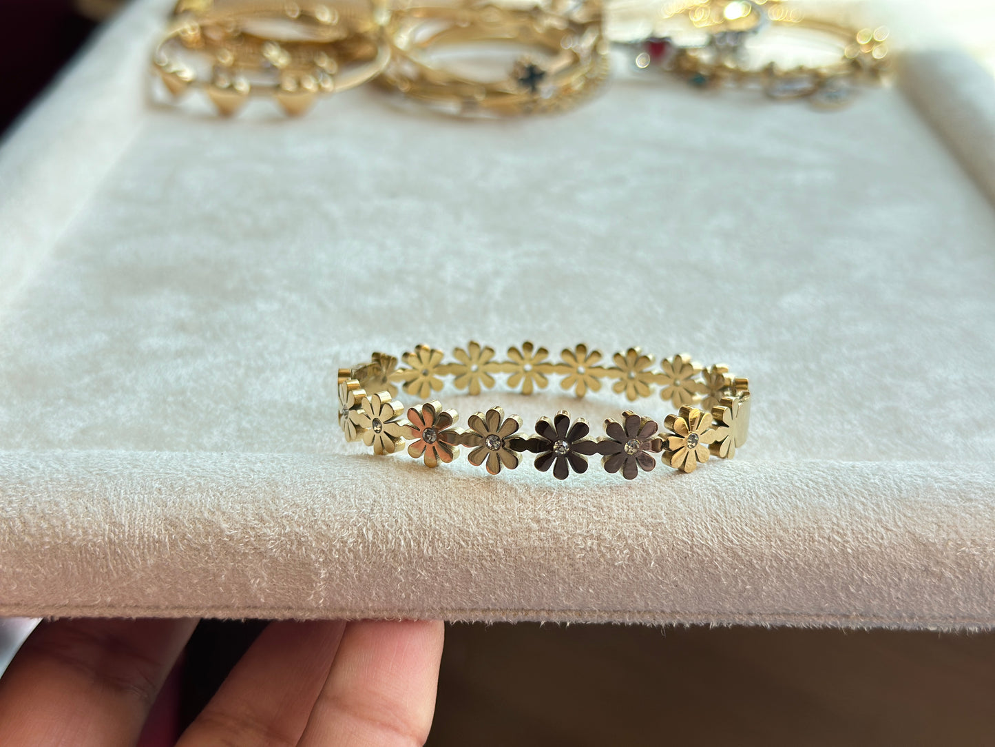 Full Daisy Imported Stones Link Bracelet