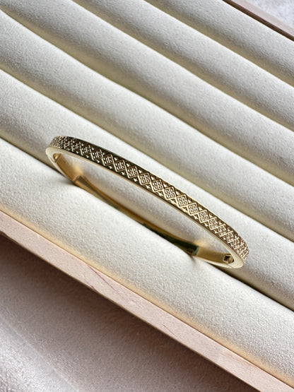 Diamond Pattern Engraved Gold Bangle