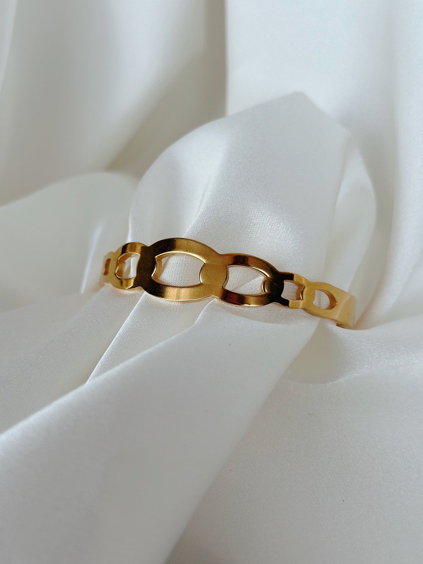 Flat Oval Link Gold Bracelet